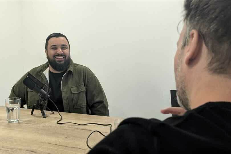 Ali Pish Been und Sportredakteur Marius Holthaus im Gespräch